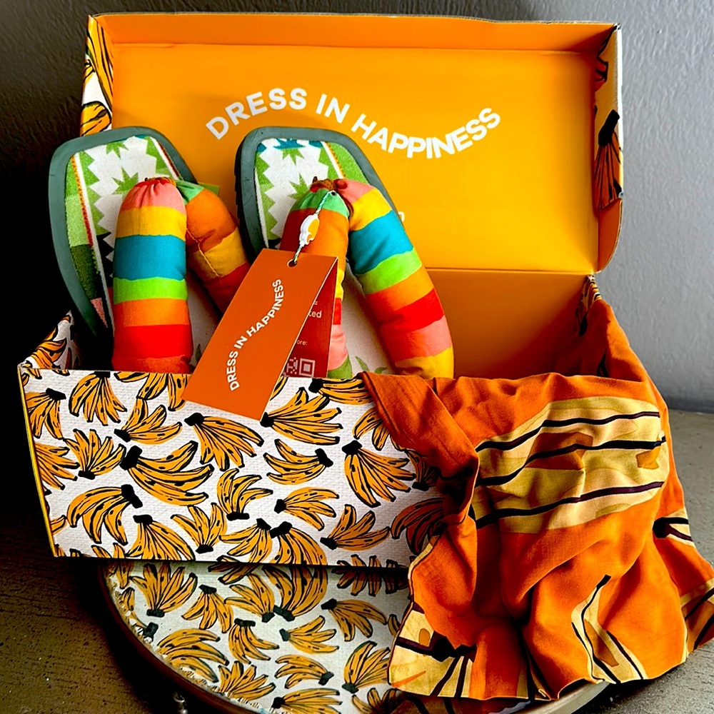 Beautiful pair of Farm Rio sandals